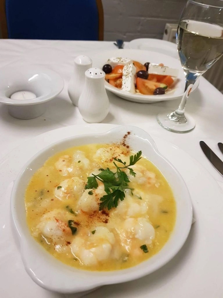Prawns in creamy garlic sauce with white wine and salad