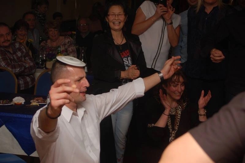 Plate-balancing entertainment at a taverna celebration